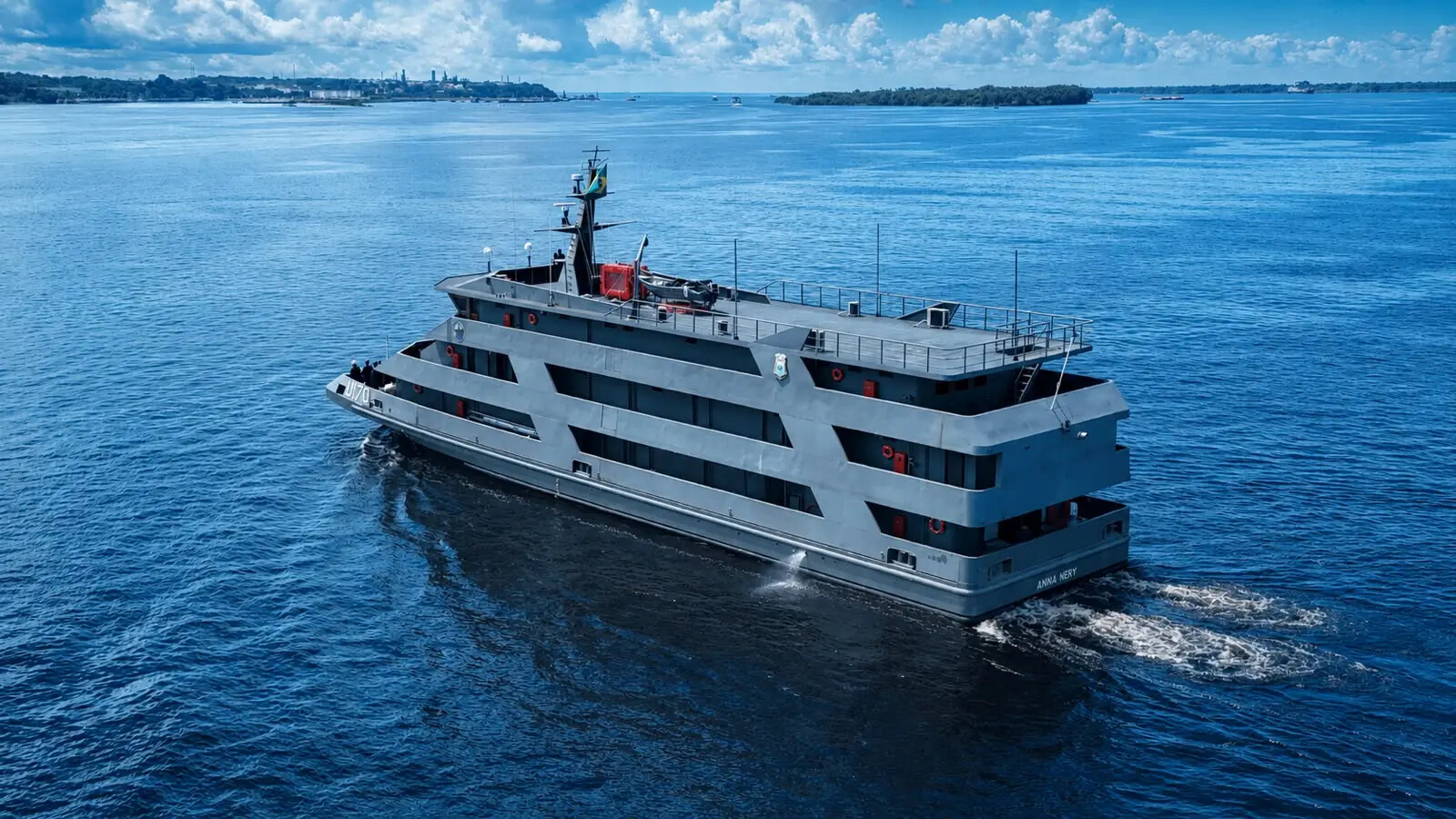 Navio de Assistência Hospitalar Anna Nery navegando