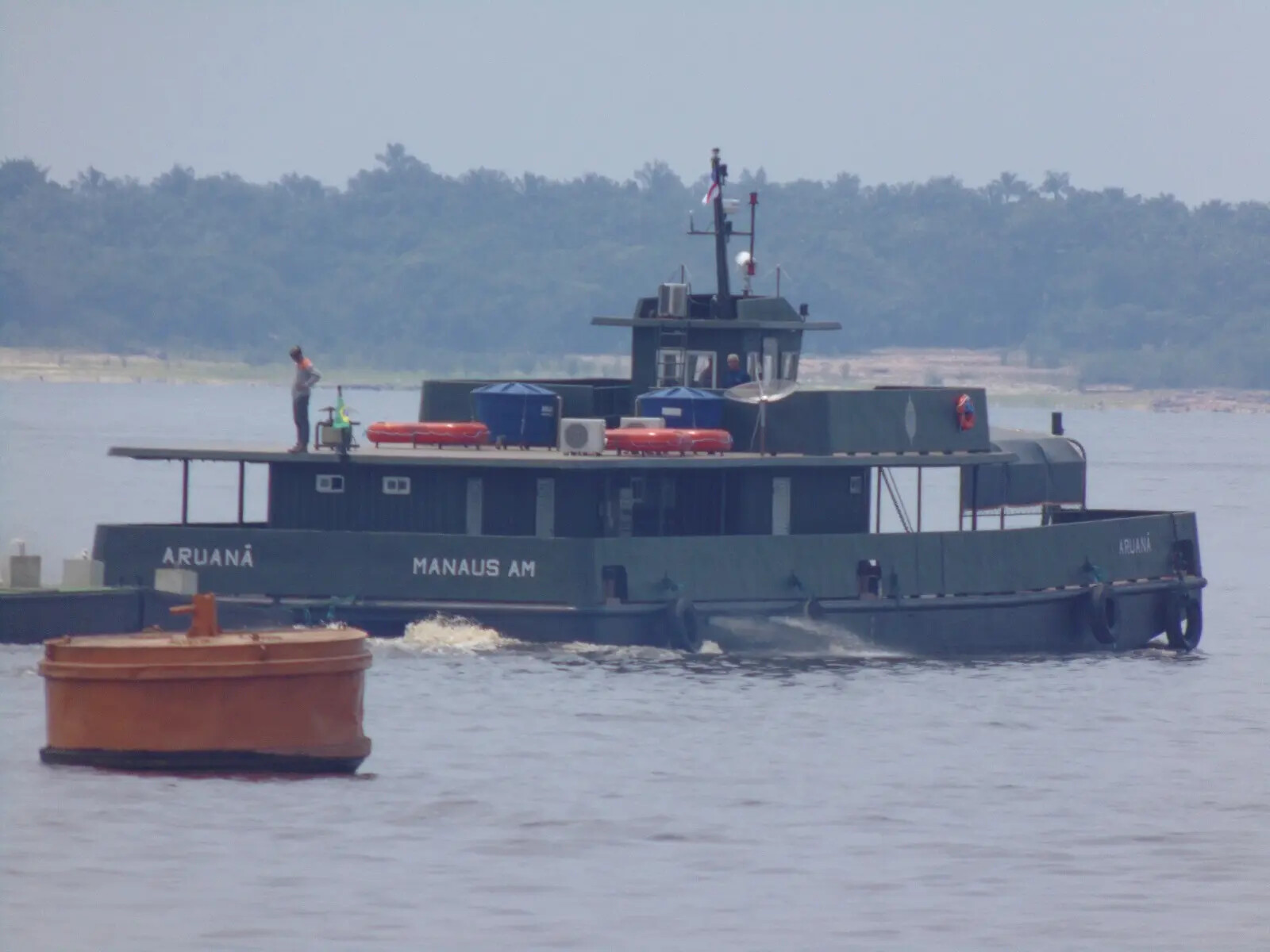 Empurrador Aruanã em operação fluvial