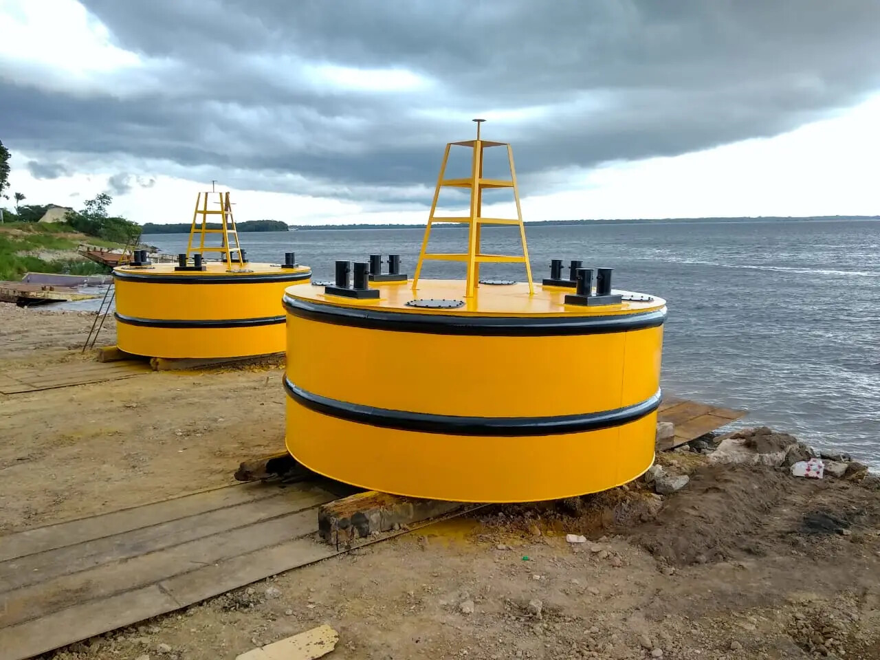 Boias navais amarelas fabricadas para operação fluvial