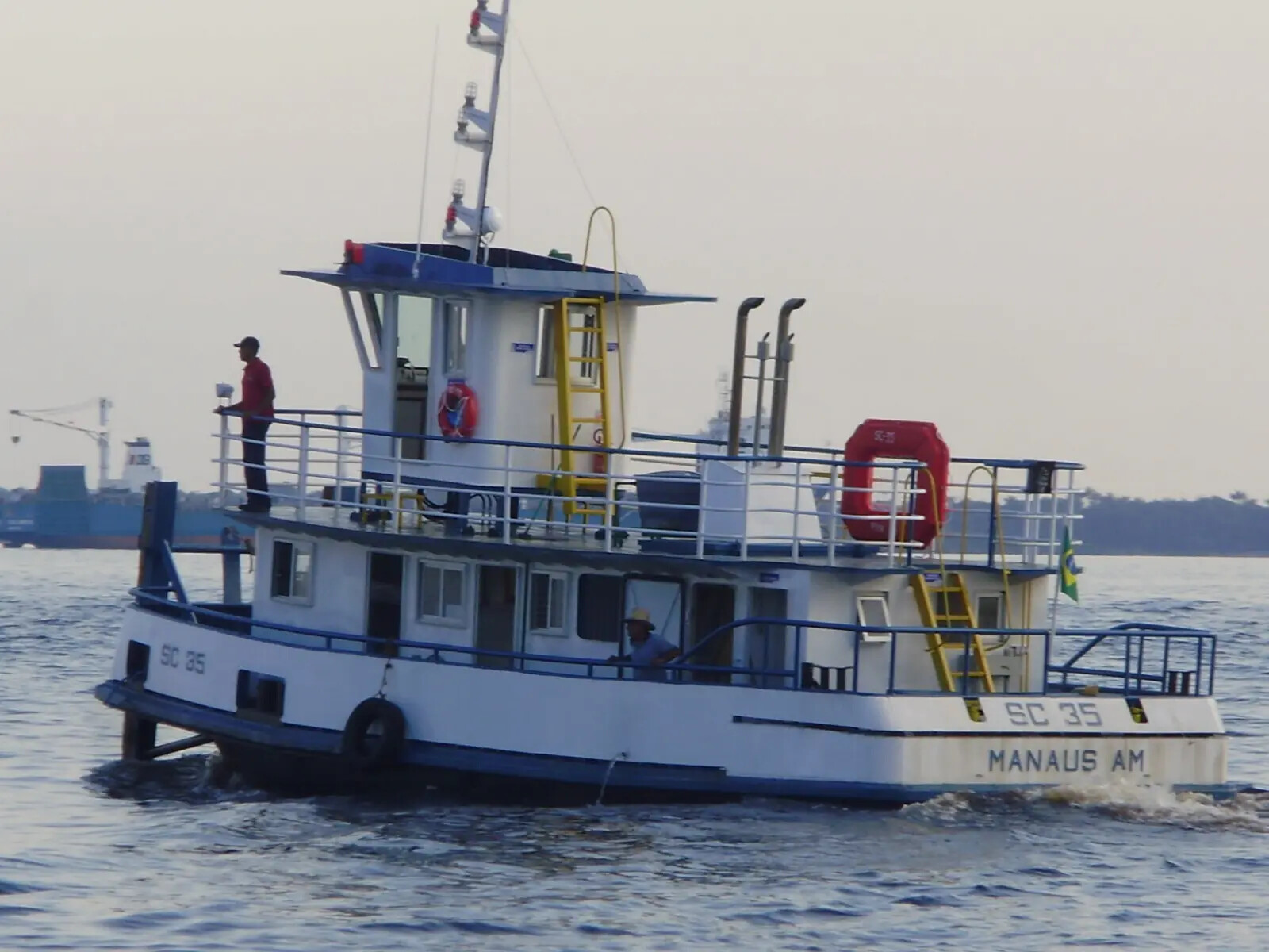 Embarcação de apoio SC 35 navegando