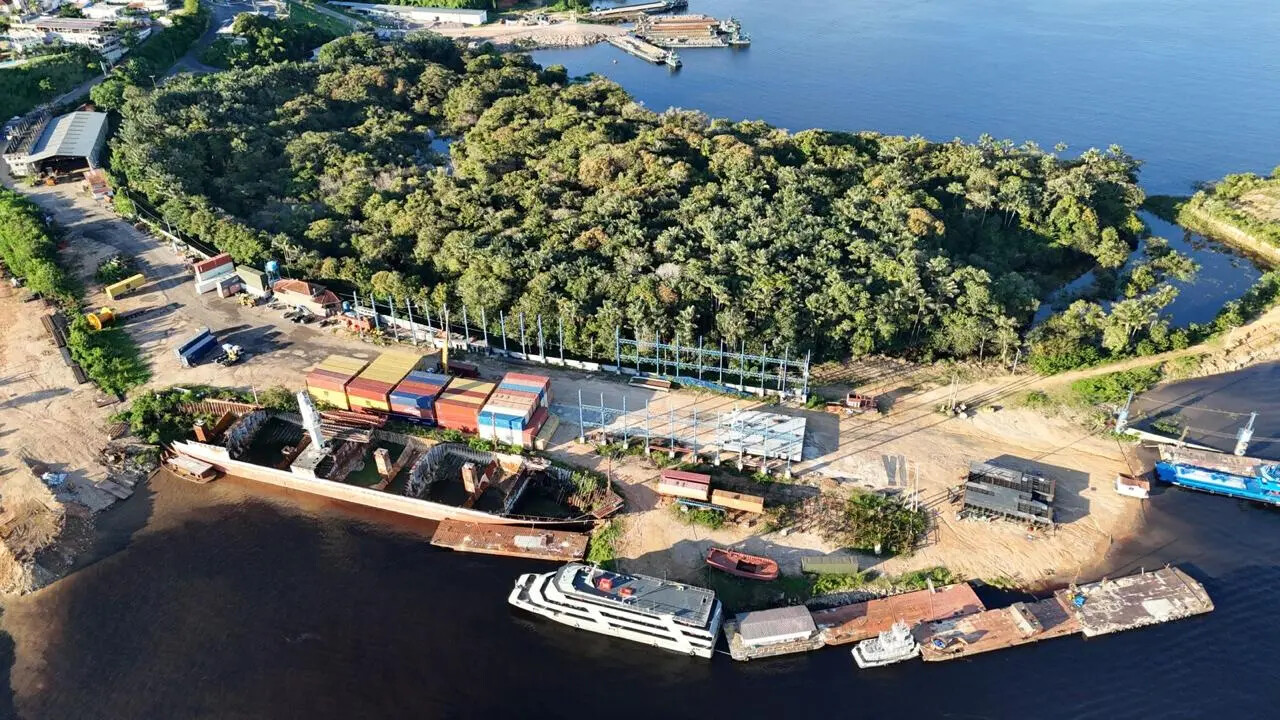 Vista aérea das instalações do Estaleiro BIBI em Manaus