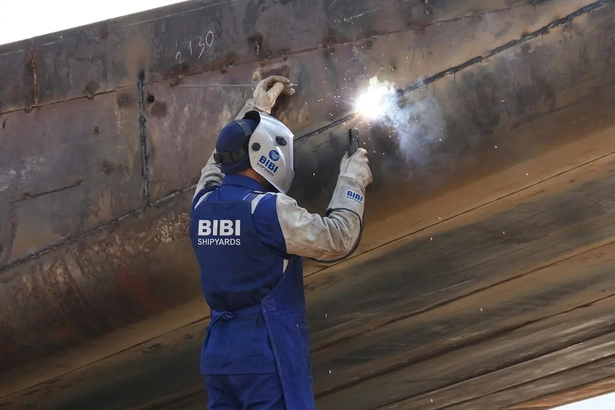 Profissional do Estaleiro BIBI executando soldagem naval